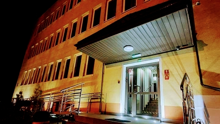 Podświetlone wejście do obiektu po zmroku